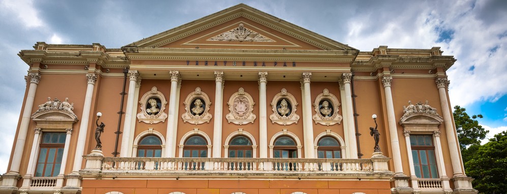 Frontal view of the balcony of Belém theatre.
