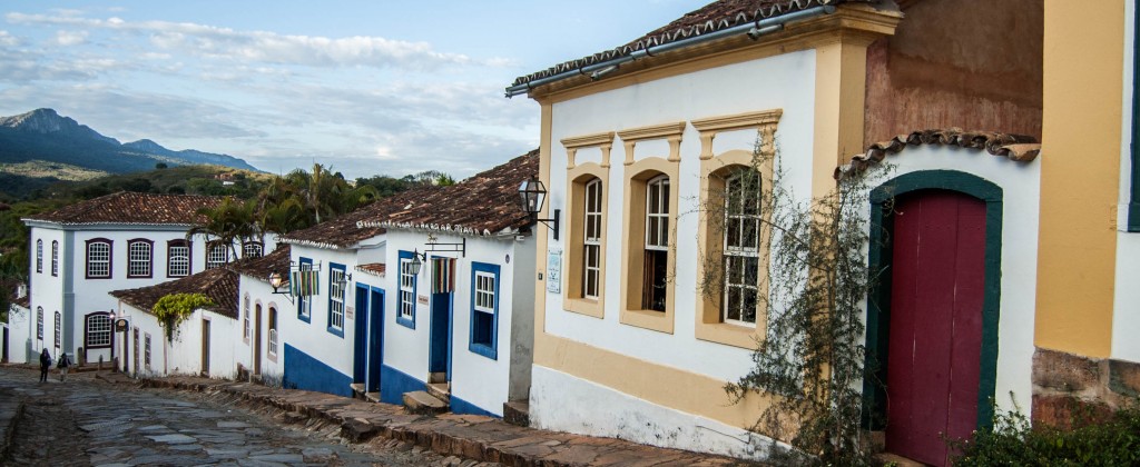 A view of a descending road in Minas Gerais.