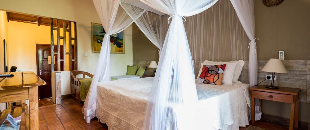 Room in Pousada rio Mutum with four poster bed. 