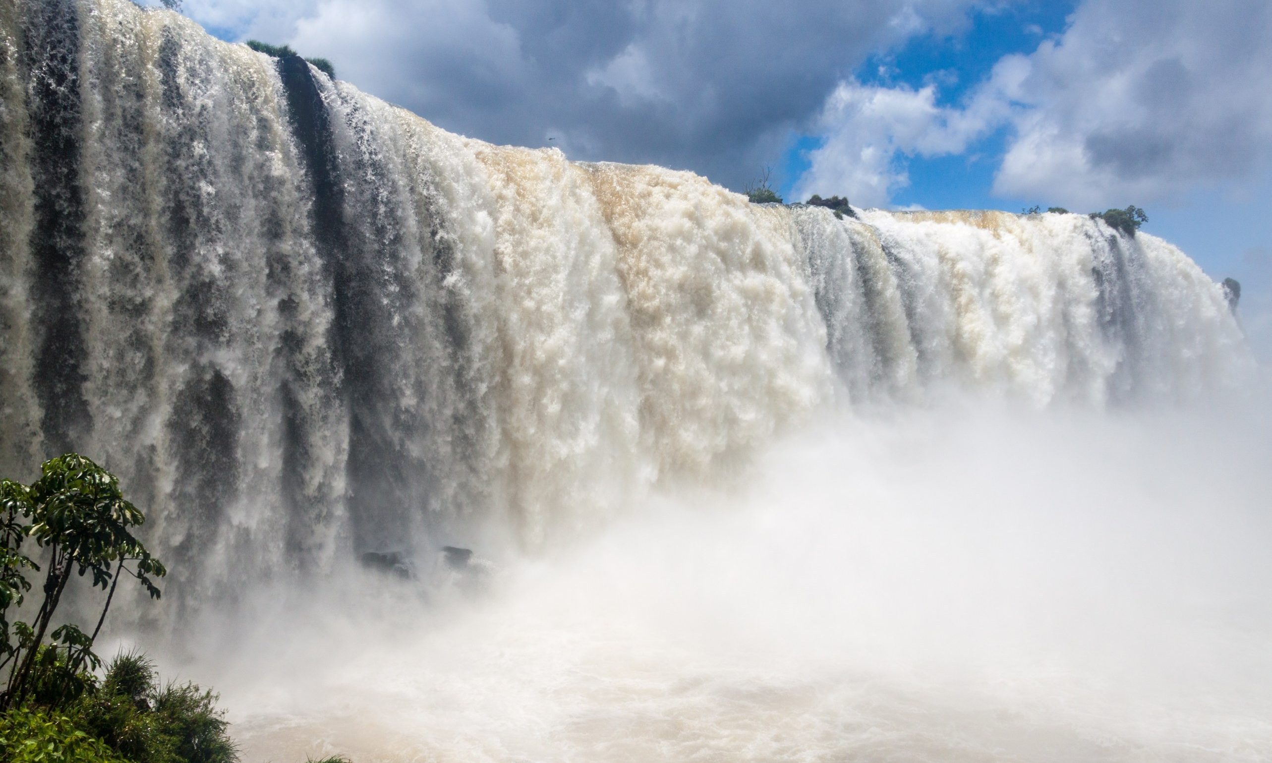 Incredible amounts of water gush over the Iguaçu falls. 