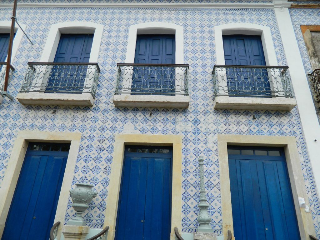 The blue azuleijos popular on the houses of São Luís. 